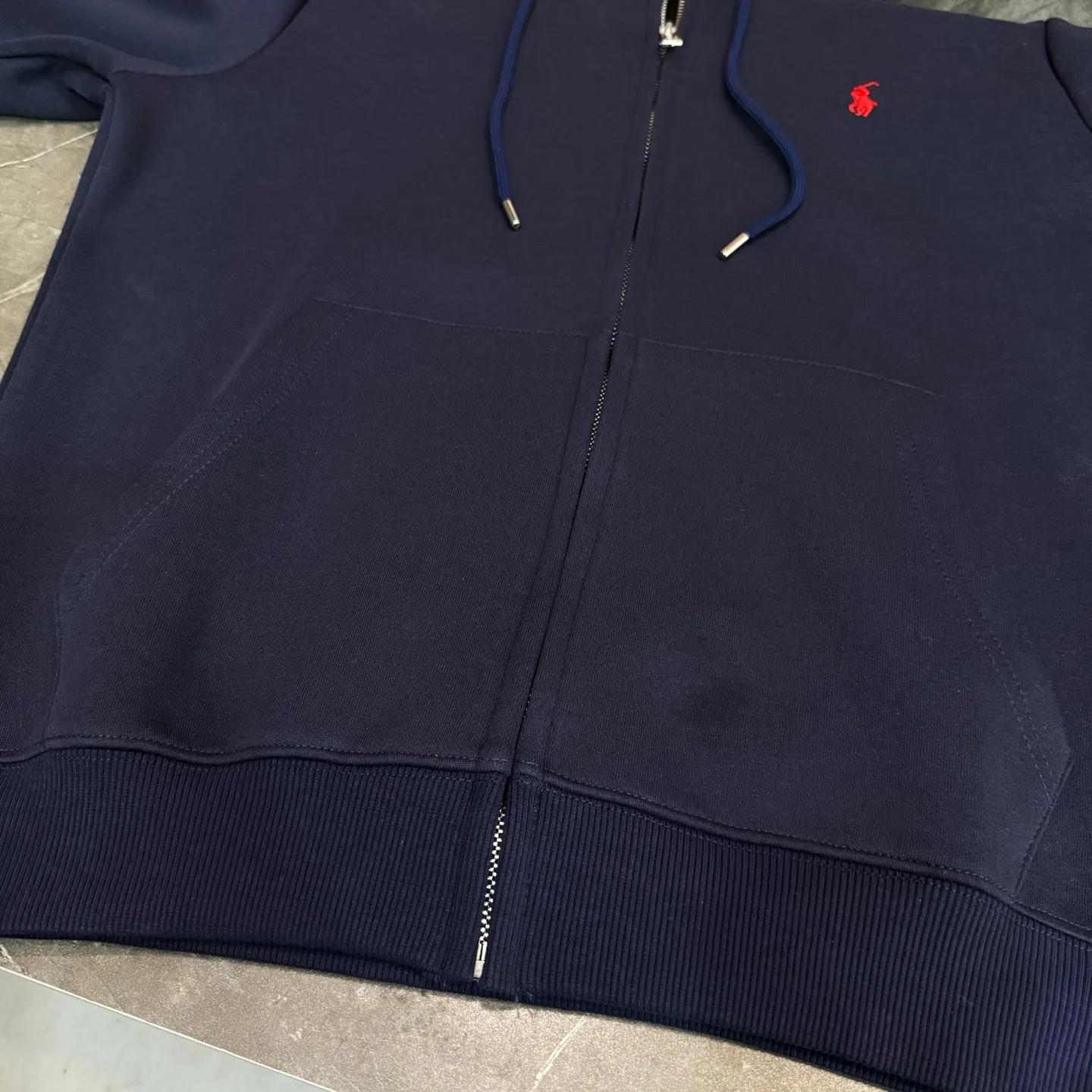 P250 model number Y126 Raff embroidered small label hooded jacket. Official website new limited edition jacket. Multiple designs. Fundraising for half a month. Made with conscience. 420g air layer composite fabric. Imported machine full classic embroidery small label. Large factory flow workmanship. Neat and orderly stitching. Loose os version. Versatile style. Couple style. Tag. Hanging grain. Washed. Main wheat. Packaging. Full set of accessories. 📦 All details are real shots without beauty filters. Feel free to buy📷 colour: black navy size: s m l xl